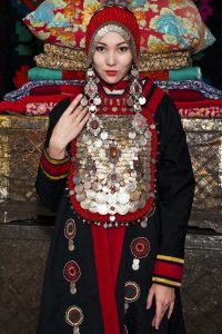Имя Айсылу по китайски 艾瑟盧 транслитом Ài sè lú