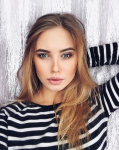 Имя Арина по китайски 阿麗娜 транслитом Ā Lì Nà