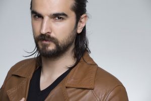 Имя Аттила по китайски 阿特季拉 транслитом Ā tè jì là