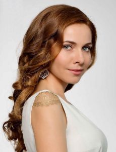 Имя Екатерина по китайски 葉卡特琳娜 транслитом Yè Kǎ Tè Lín Nà