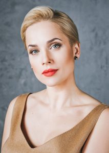 Имя Инга по китайски 因佳 транслитом Yīn Jiā