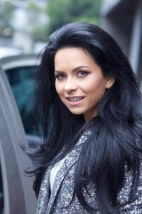 Имя Инна по китайски 因娜 транслитом Yīn Nà