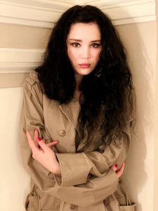 Имя Лада по китайски 拉達 транслитом Lá Dā