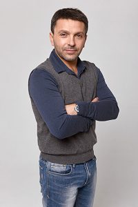 Имя Леонид по китайски 列昂尼德 транслитом Liè Áng Ní Dé