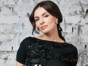 Имя Надя по китайски 娜狄婭 транслитом Nà Dí Yà